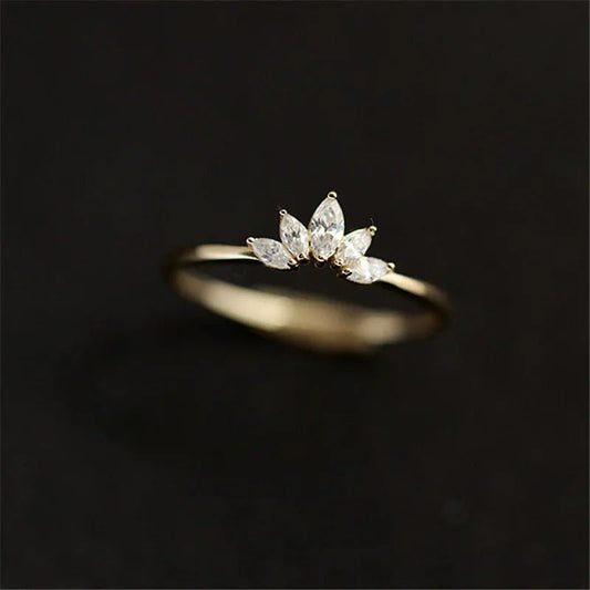 זירקון רומנטי: טבעת כתר זהב עם פאווה וכסף סטרלינג 929